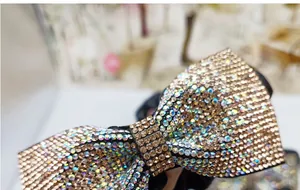 Dettaglio macro degli strass color champagne su un elastico per capelli con fiocco