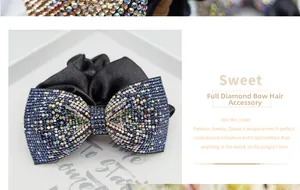Dettaglio ravvicinato di un elastico in raso nero con strass colorati scintillanti
