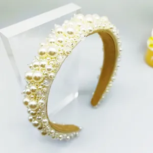 Diadema barroca hecha a mano con perlas crema y cinta de tela blanca elegante