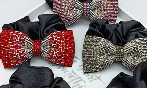 Dettaglio di elastici per capelli con fiocco di strass scintillanti e raso di seta