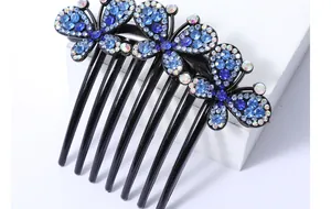 Detail van de haarkam met blauwe strass vlinders en zeven tanden voor elegante kapsels