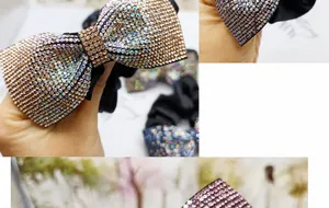 Dettaglio di strass scintillanti su un elegante elastico per capelli a fiocco