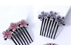 Detailopname van elegante haarkam met zeven tanden en roze paarse strass bloemen