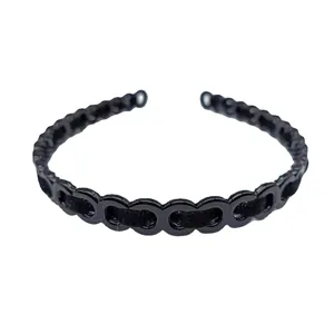 Diadema elegante de cadena negra con detalle de tela tejida para un estilo minimalista