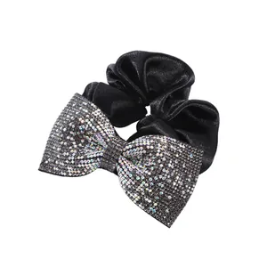 Elegante elastico in raso nero con un grande fiocco ricoperto di cristalli colorati brillanti