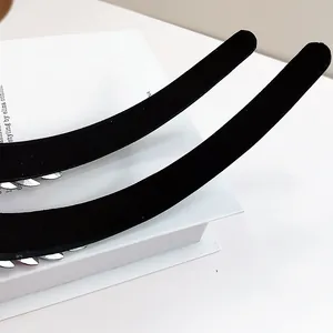 Primer plano detallado de diademas de terciopelo negro con dientes de sujeción internos