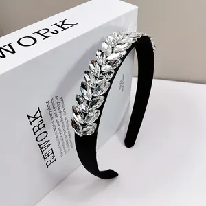 Detalle de diadema de terciopelo negro con cristales marquesa en diseño de hojas