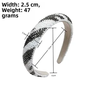 Dettaglio di un cerchietto di perline fatto a mano con motivo zebrato e larghezza 2,5 cm