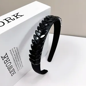 Primer plano de una diadema barroca negra con cuentas de cristal en forma de hoja