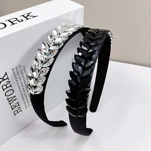 Detalle de pedrería brillante en diadema de tela negra disponible en dos versiones