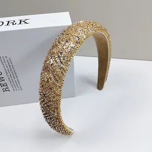 Detail van handgemaakte brede gewatteerde haarband met glanzende champagne kralen