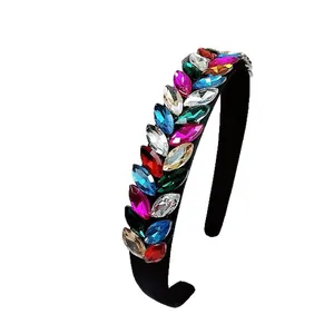 Diadema barroca con diamantes de colores tipo marquesa sobre base de tela negra