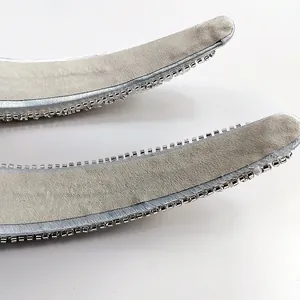 Detailopname van een brede haarband met grijze fluwelen voering en glanzende strassteentjes