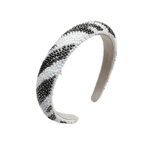 Cerchietto imbottito con perline zebrate fatte a mano in bianco e nero per donna