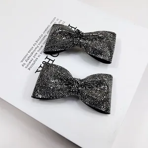 Dettaglio di fermagli per capelli a fiocco nero di lusso con strass grigio scuro