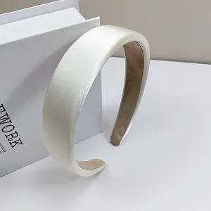 Serre-tête rembourré blanc en satin pour femme avec un design minimaliste élégant
