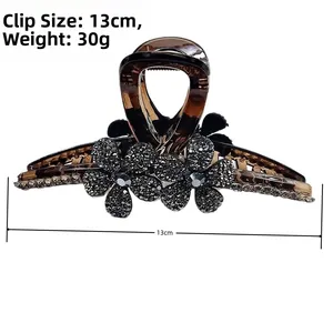 Détail d'une pince à cheveux de 13cm en résine marron avec fleurs en strass et dimensions