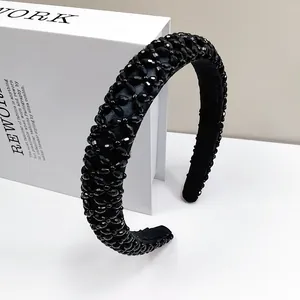 Detailaufnahme von handgeperltem schwarzem Kristall-Stirnband mit luxuriöser Polsterung