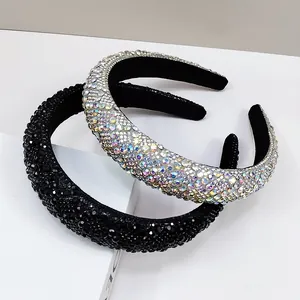 Detalle de diadema acolchada con cristales negros y diamantes de imitación AB brillantes