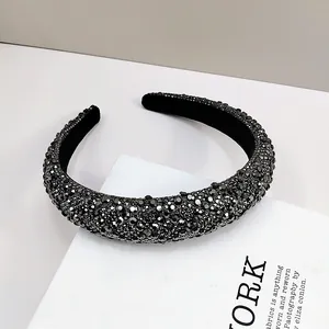 Diadema ancha acolchada con brillantes diamantes de imitación negros sobre libro