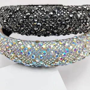Detalle de diademas acolchadas con diamantes de imitación brillantes densos en blanco y negro