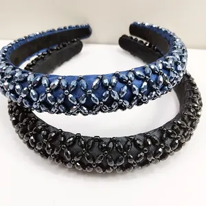 Nahaufnahme des Luxus-Haarreifens mit Kristallperlen in Marineblau und klassischem Schwarz