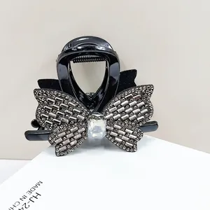 Pince à cheveux papillon noire élégante avec strass argentés et centre en cristal