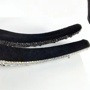 Detalle de diadema de esponja de alta calidad con cristales y terciopelo negro elegante