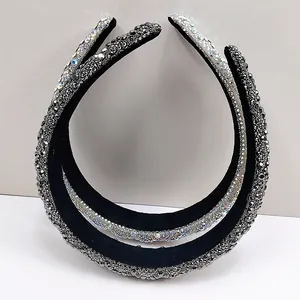 Detalle de diademas acolchadas con pedrería, purpurina y cuentas con textura gruesa