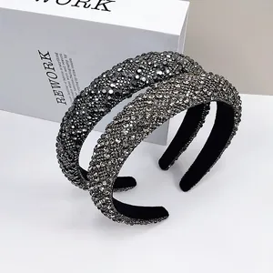 Detalle de diademas de pedrería brillante con forro interior de terciopelo de lujo