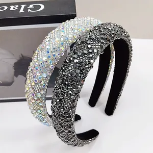 Diademas acolchadas con diamantes en plata y gris oscuro en caja de exhibición de lujo