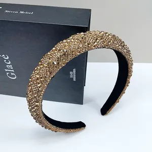 Detalle de diadema de lujo con pedrería dorada y forro de terciopelo negro suave con HJ-23