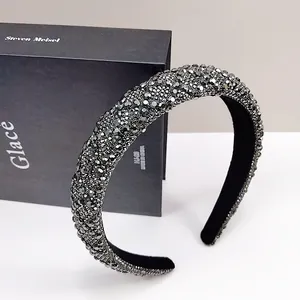 Detalle macro de la diadema de strass gris oscuro con forro interior de terciopelo