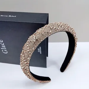Detalle de diadema de lujo con pedrería de champán y forro interior de terciopelo negro