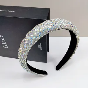 Detalle de una diadema de lujo con brillantes diamantes de imitación y textura de terciopelo