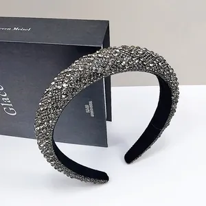 Detalle del forro de terciopelo negro y el número de modelo de la diadema de strass gris oscuro