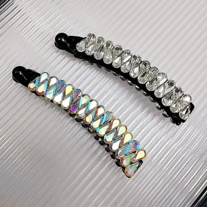 Détail de pinces bananes avec strass en forme de goutte en cristal clair et AB pour cheveux
