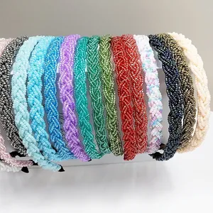 Detalle de varias diademas trenzadas con cuentas de colores en una amplia gama de tonos