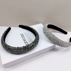 Primer plano de diademas acolchadas con strass brillantes en color negro y plata
