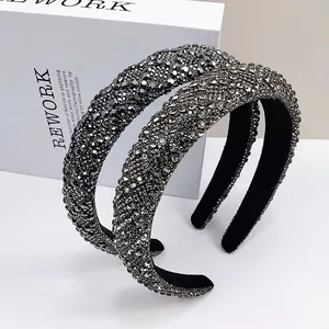 Detalle macro de diademas acolchadas de lujo con brillantes diamantes de imitación gris
