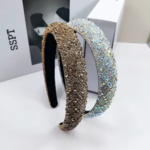 Detalle macro de diademas de pedrería de alta calidad en oro y blanco iridiscente