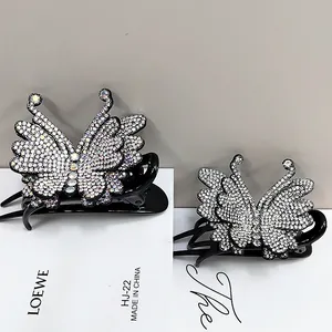 Dettaglio di fermagli per capelli a farfalla di lusso con strass brillanti su pietra