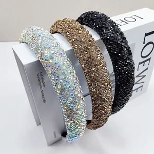 Set de tres diademas anchas con pedrería brillante en colores plata, oro y negro