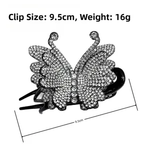 Dettaglio macro della pinza a farfalla da 9,5cm con strass, peso di 16g