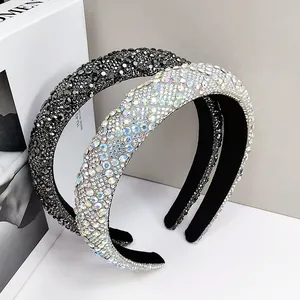 Primer plano de diademas acolchadas de lujo con brillantes diamantes de imitación