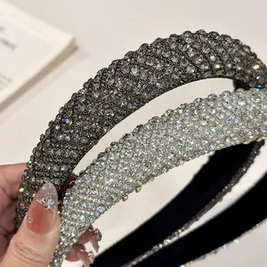 Nahaufnahme von funkelnden Strass-Haarreifen mit weichem Samt-Innenfutter für Damen