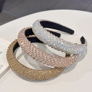 Nahaufnahme von gepolsterten Strass-Haarbändern in Weiß, Rosa und Champagnergold