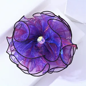 Détail de la pince à cheveux fleur en organza violette avec cristal central brillant