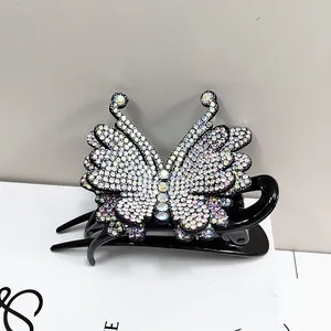 Dettaglio della molletta per capelli a farfalla con strass scintillanti e cristalli