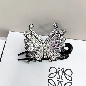 Dettaglio di un fermaglio per capelli a farfalla con strass argentati e finitura lucida
